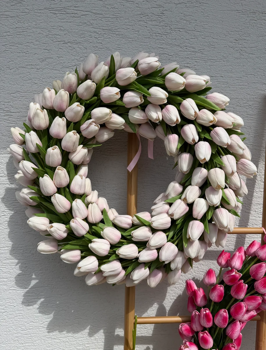 Biely tulipánový veniec — obrázok 3